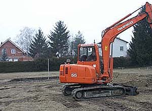 Ein Bagger planiert die  Zufahrtswege