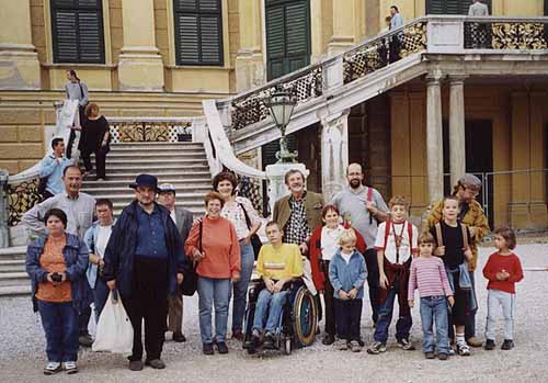 die Ausflugsgruppe vor dem Schloss Schönbrun